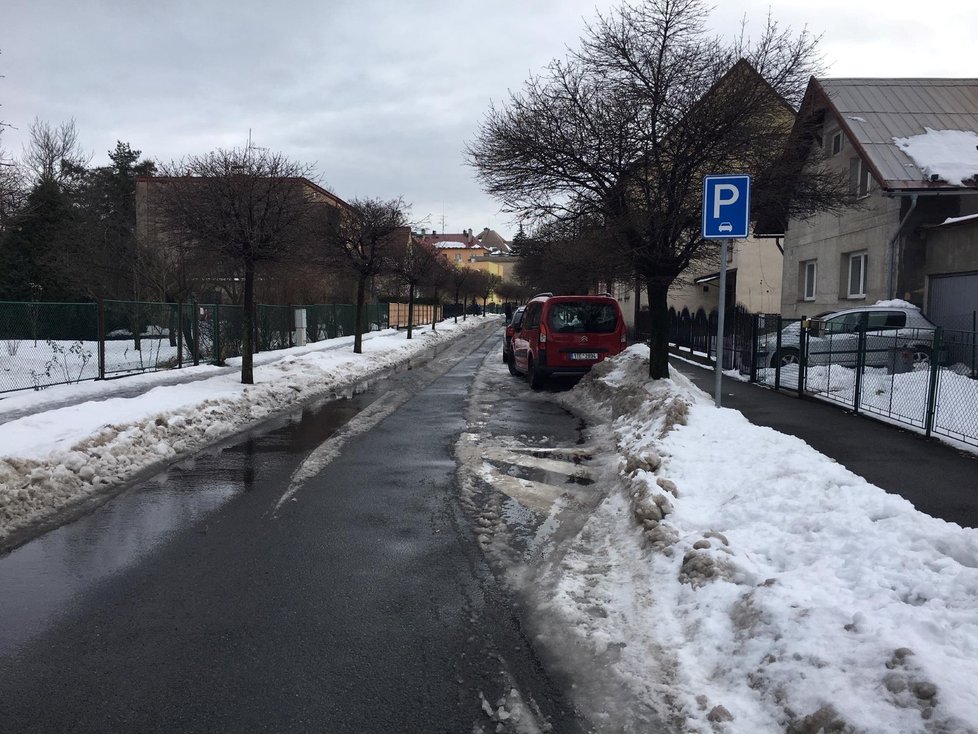 Český Těšín zavalily kupy sněhu, nešlo ani zaparkovat.