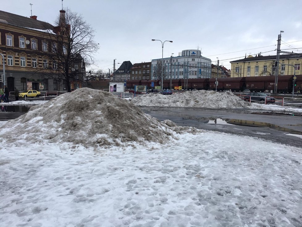 Sníh v Českém Těšíně kupili na hromady a následně odváželi za město.