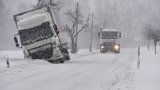 Sníh komplikuje dopravu, na silnicích je i ledovka. Autobus narazil do kamionu