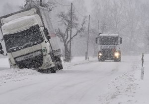 Přívaly sněhu zkomplikovaly dopravu po celém Česku