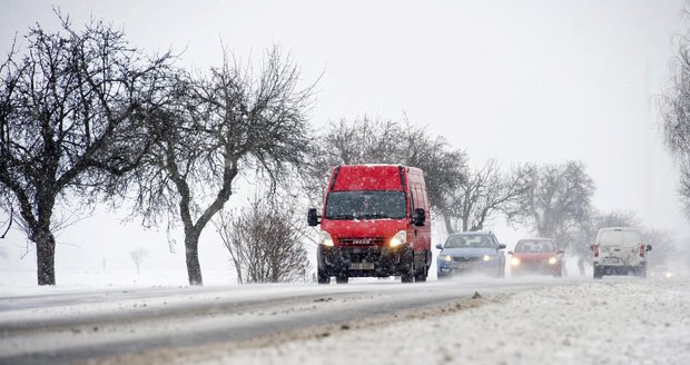 Sníh ochromuje dopravu, na silnicích je i ledovka. (Ilustrační foto)