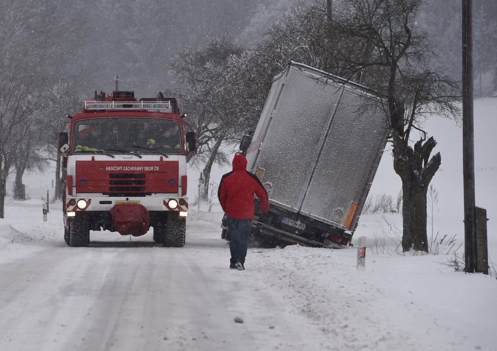 Přívaly sněhu zkomplikovaly dopravu po celém Česku.