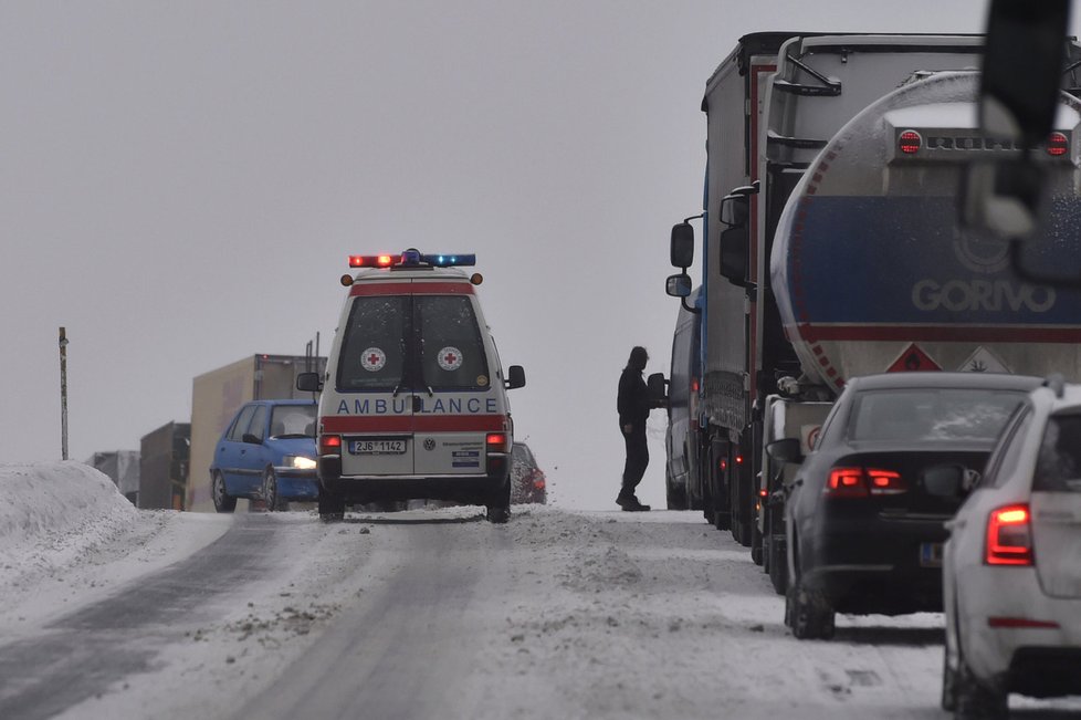 Přívaly sněhu zkomplikovaly dopravu po celém Česku