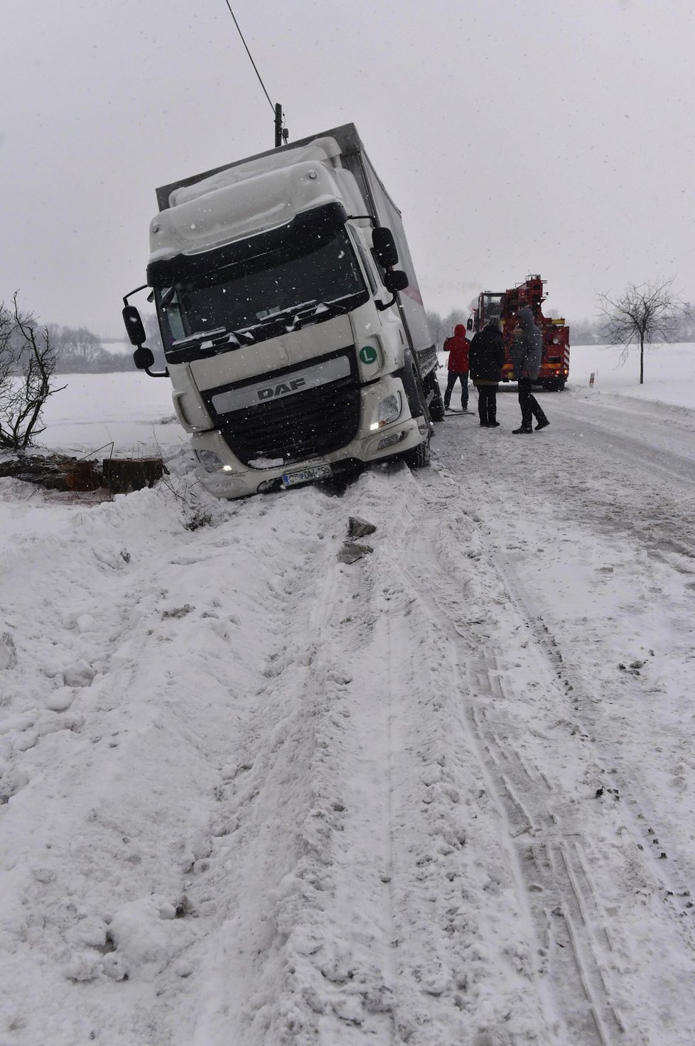 Přívaly sněhu zkomplikovaly dopravu po celém Česku.