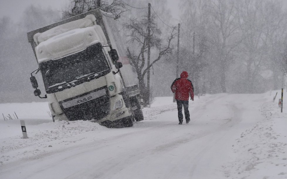 Přívaly sněhu zkomplikovaly dopravu po celém Česku