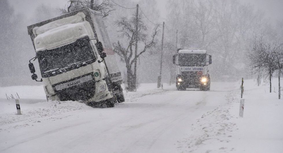 Přívaly sněhu zkomplikovaly dopravu po celém Česku.