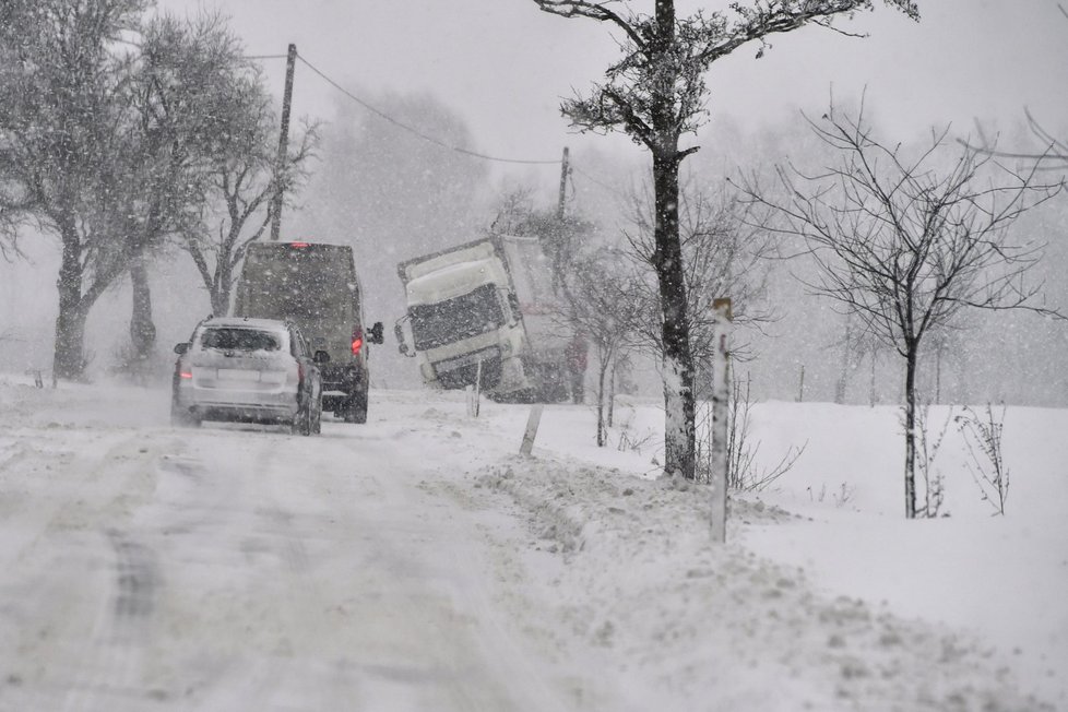 Přívaly sněhu zkomplikovaly dopravu po celém Česku