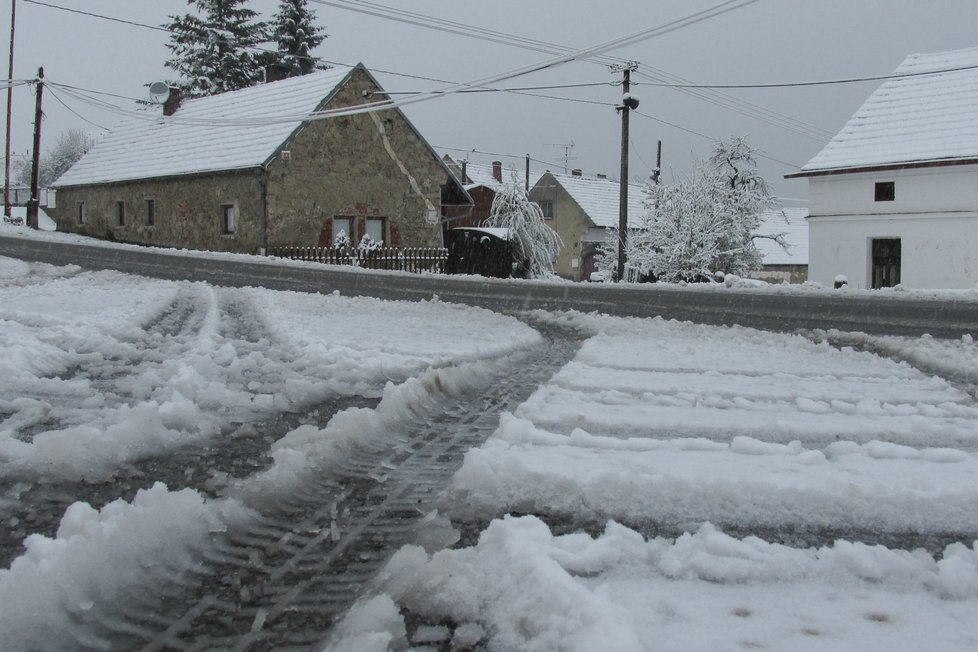 Do úterý na horách napadne do 10 cm sněhu, hrozí sněhové jazyky.