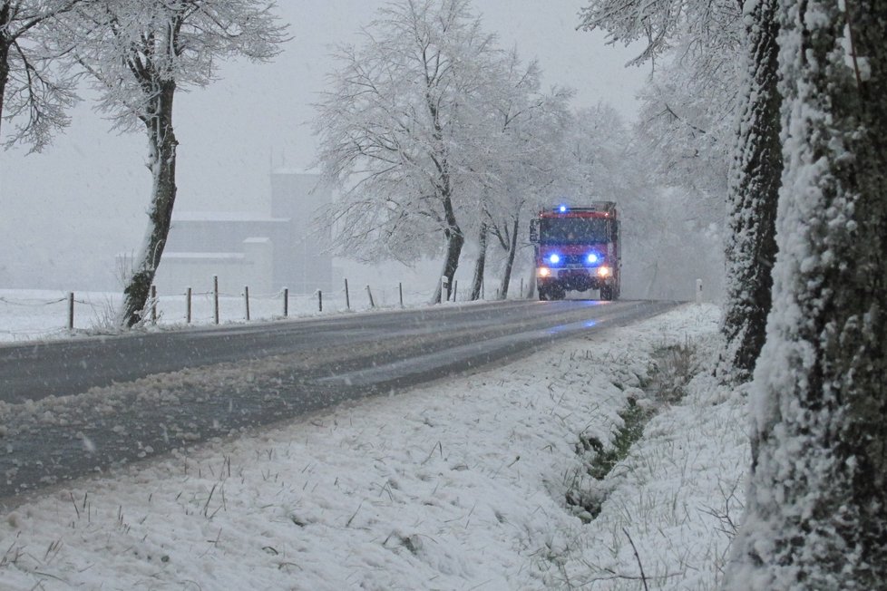 Do úterý na horách napadne do 10 cm sněhu, hrozí sněhové jazyky.