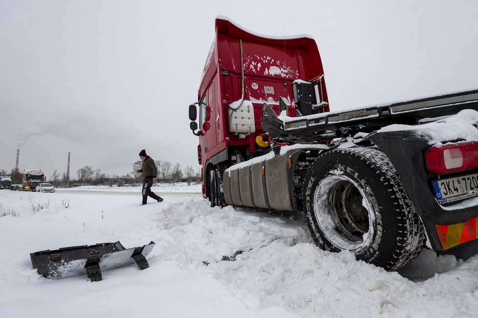 Kamion sjel ze zasněžené silnice do příkopu 8. února 2021 v Ústí nad Labem.