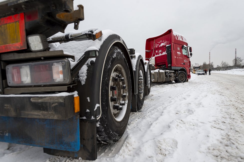 Kamion sjel ze zasněžené silnice do příkopu 8. února 2021 v Ústí nad Labem.
