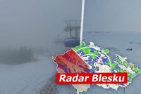 První sníh v Jeseníkách, v Krkonoších napadlo 15 cm. Česko potrápí vichr i déšť, sledujte radar Blesku