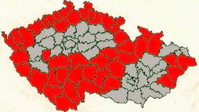 Česko zasype znovu sníh. V červeně vyznačených oblastech bude sněžit.