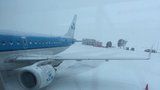 První sníh komplikoval dopravu na zemi i ve vzduchu: Na pražském letišti nepřistálo pět letadel