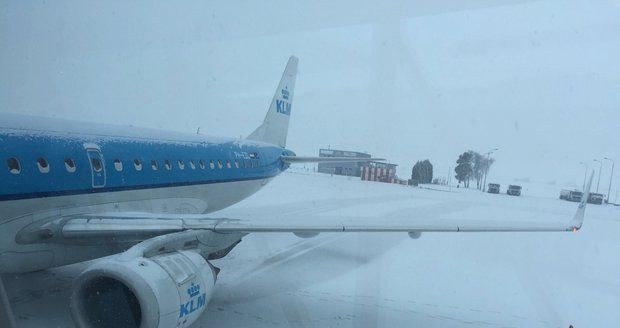 Husté sněžení zpozdilo odlety z Letiště Václava Havla Praha.