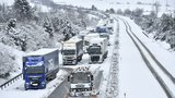 Nehody i kolony kvůli přívalům sněhu! Na Hradecku došlo ke smrtelné srážce, sledujte radar Blesku