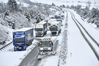 Nehody i kolony kvůli přívalům sněhu! Na Hradecku došlo ke smrtelné srážce, sledujte radar Blesku