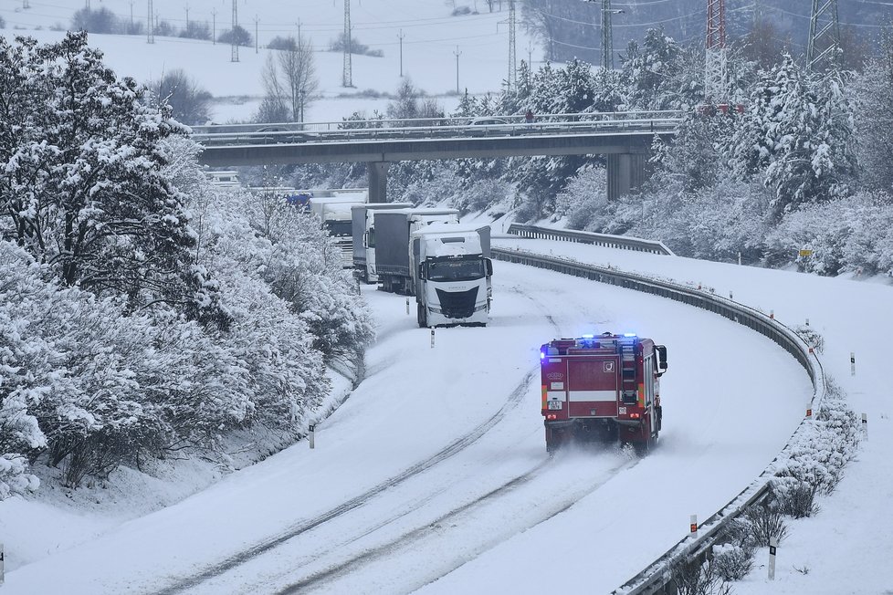 Potíže kvůli sněhu v Libereckém kraji (18.1.2023)
