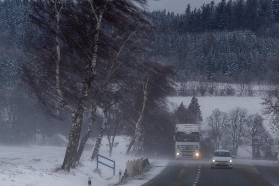 Sněžení a vítr na silnici E55 u Miličína na Benešovsku (1. února 2023)