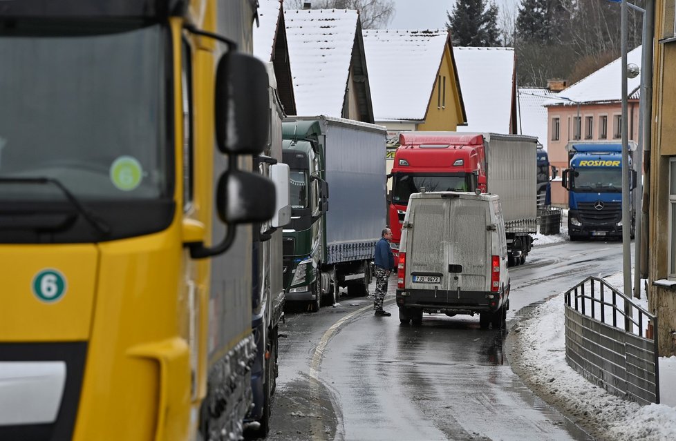 Kolona stojících automobilů po srážce dvou kamionů na silnici I/38, Stonařov, Jihlavsko (31. ledna 2023)