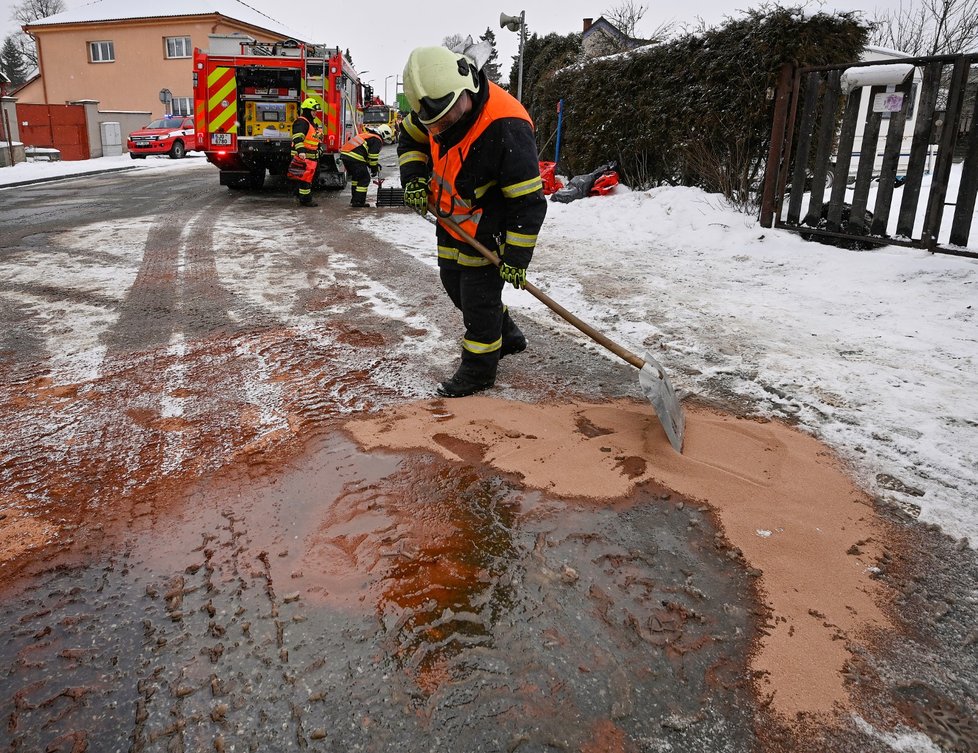 Likvidace následků srážky dvou kamionů na silnici I/38 ve Stonařově na Jihlavsku (31. ledna 2023)