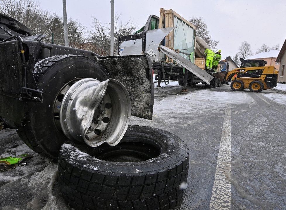 Likvidace následků srážky dvou kamionů na silnici I/38 ve Stonařově na Jihlavsku (31. ledna 2023)