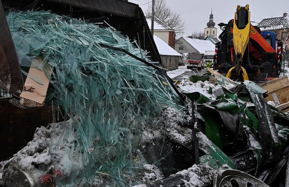 Likvidace následků srážky dvou kamionů na silnici I/38 ve Stonařově na Jihlavsku (31. ledna 2023)