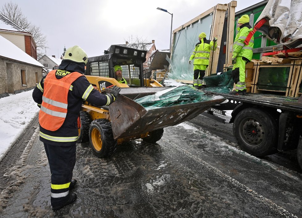 Likvidace následků srážky dvou kamionů na silnici I/38 ve Stonařově na Jihlavsku (31. ledna 2023)