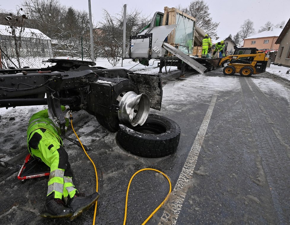 Likvidace následků srážky dvou kamionů na silnici I/38 ve Stonařově na Jihlavsku, 31. ledna 2023