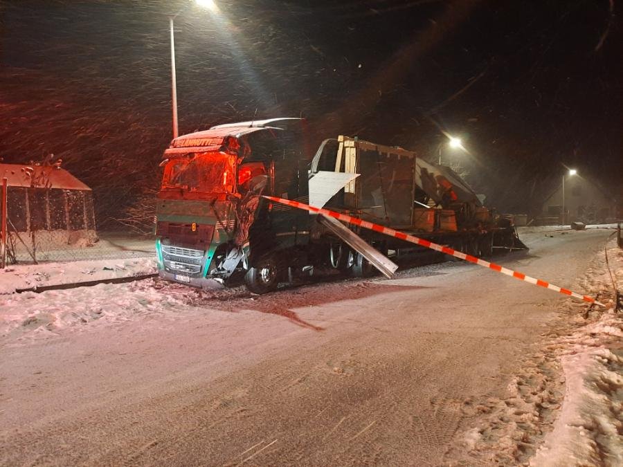 Srážka dvou kamonů na silnici I/38 ve Stonařově na Jihlavsku, 31. ledna 2023