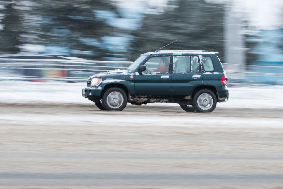 Auto projíždí 8. února 2021 po zasněžené silnici I/35 v ulici Velkomoravská v Olomouci. Sníh a námraza na silnicích komplikují dopravu v Olomouckém kraji.