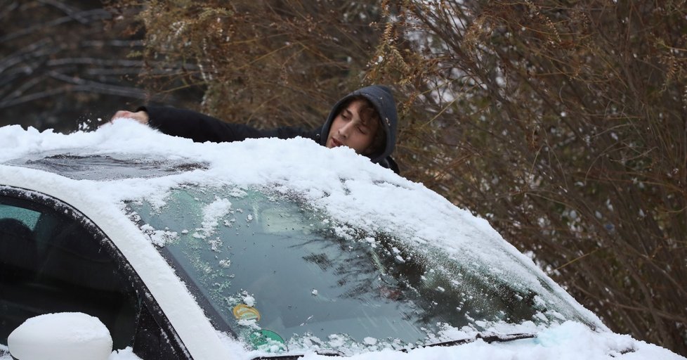 Česko zasype o víkendu sníh, napadne až 25 centimetrů. Pozor na náledí a zmrazky