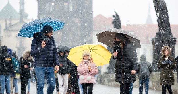 Sněhová kalamita zasáhla Česko: Smrtelná nehoda na Zlínsku, jižní Morava hlásí potíže s dopravou