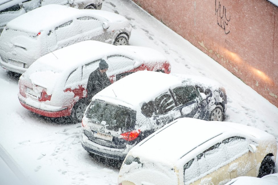 Silné sněžení komplikuje dopravu v Praze. Část autobusů nevyjela. (3.2.2019)