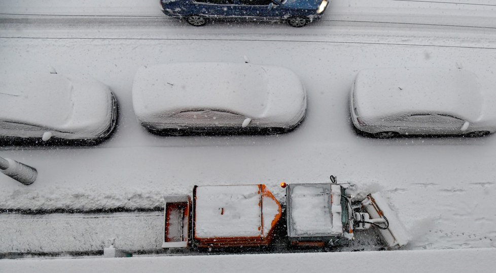 Silné sněžení komplikuje dopravu v Praze. Část autobusů nevyjela. (3.2.2019)