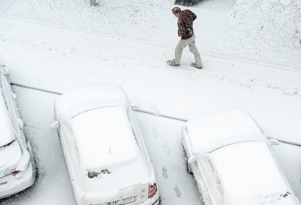 Silné sněžení komplikuje dopravu v Praze. Část autobusů nevyjela. (3.2.2019)