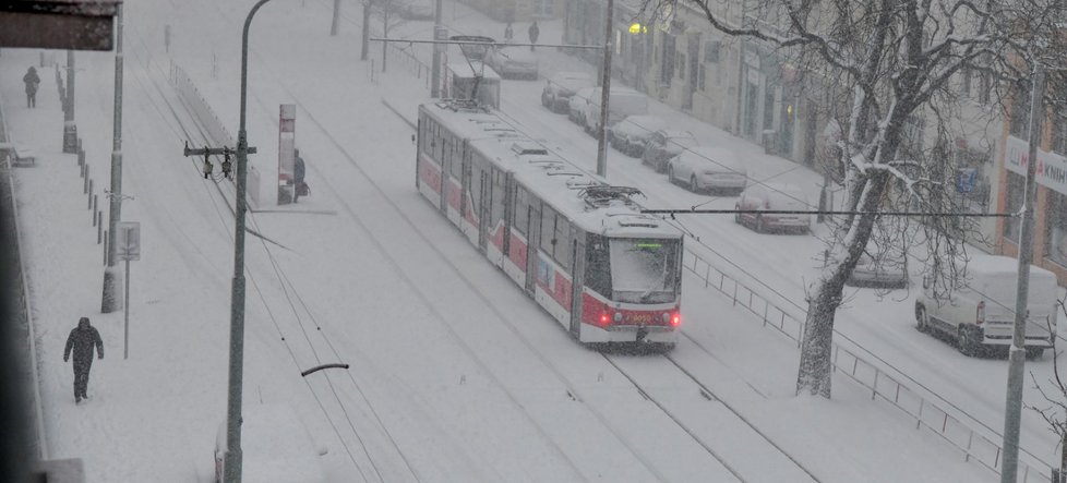 Silné sněžení komplikuje dopravu v Praze. Část autobusů nevyjela. (3.2.2019)