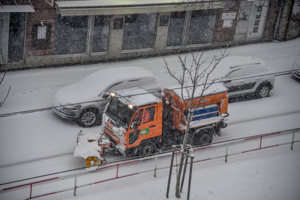 Silné sněžení komplikuje dopravu v Praze. Část autobusů nevyjela. (3.2.2019)