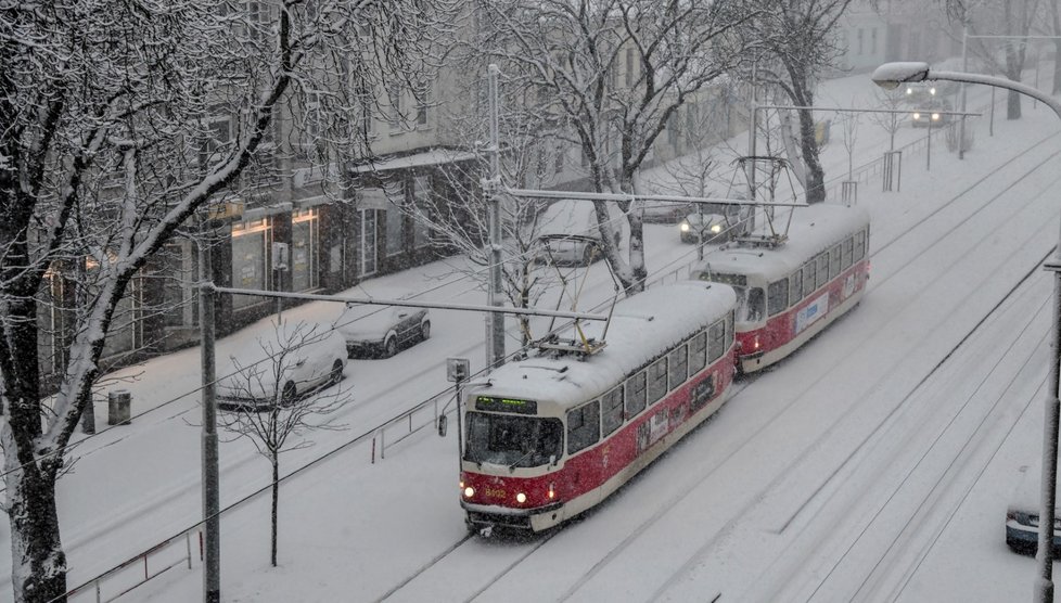 Silné sněžení komplikuje dopravu v Praze. Část autobusů nevyjela. (3.2.2019)