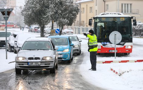 Meteorologové vyzývají řidiče k opatrnosti.