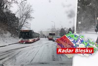 Česko zasáhla sněhová kalamita: V Praze přes 150 nehod a mrazivá předpověď