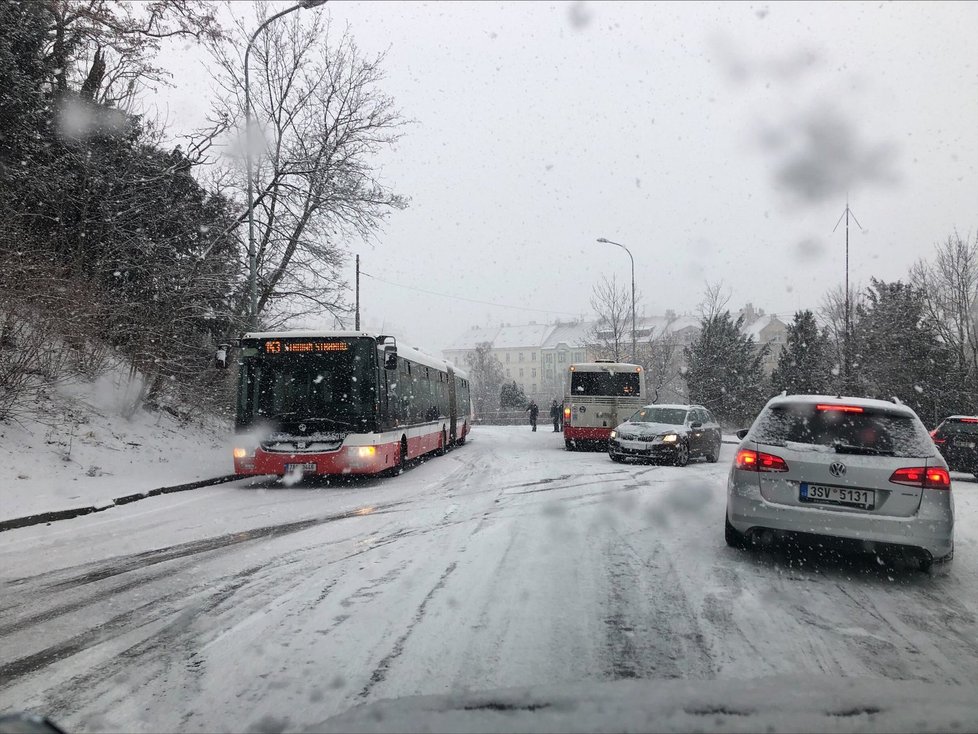 Náhlé sněhové přeháňky v Česku. Řidiči, mějte se na pozoru. Sledujte radar Blesku (4.3.2022)