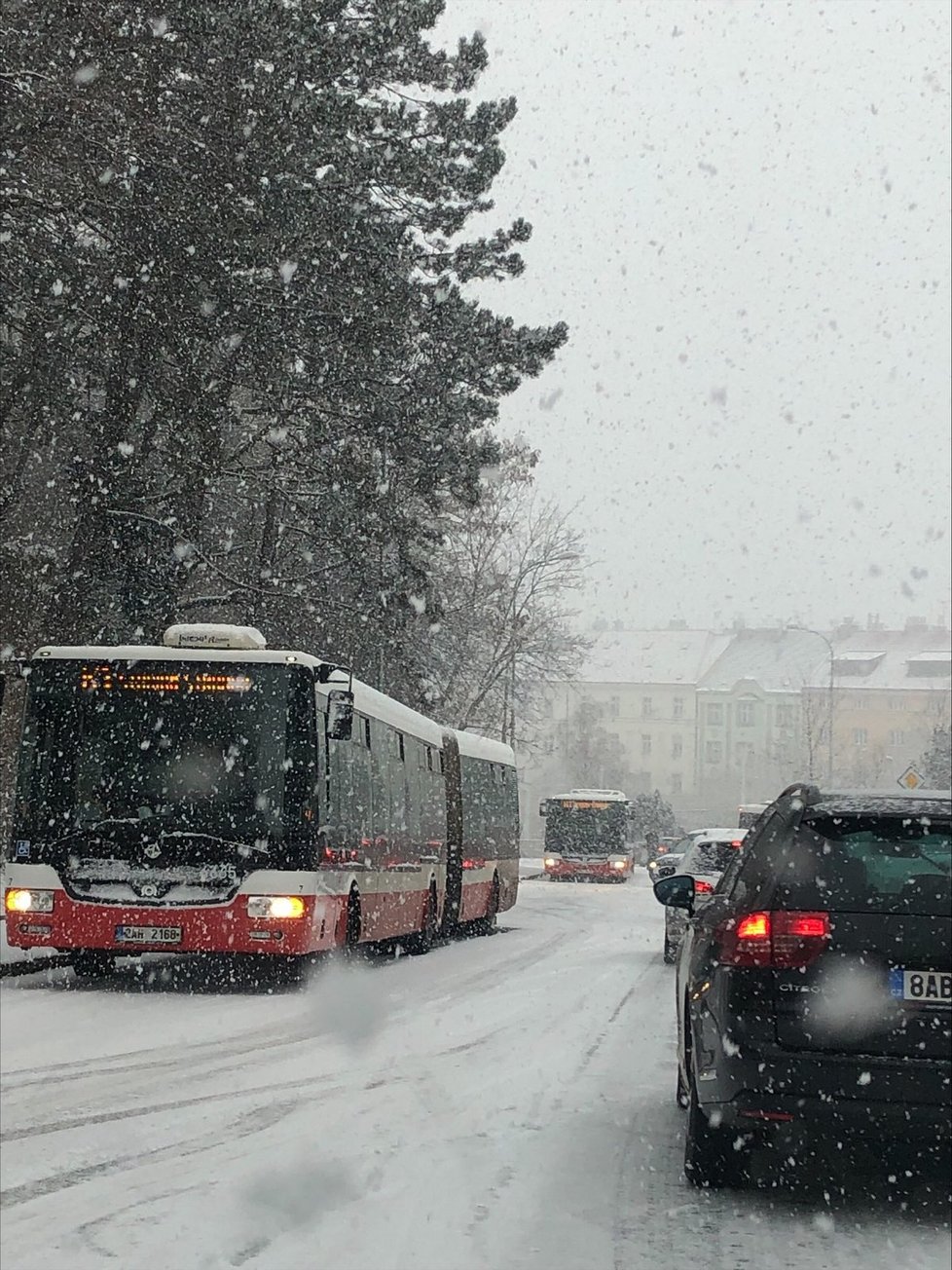 Náhlé sněhové přeháňky v Česku. Řidiči, mějte se na pozoru. Sledujte radar Blesku (4.3.2022)