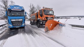 Cestáři uklízejí vozovku u nehody, která 14. ledna 2019 blokovala provoz na silnici u Dlouhé Brtnice na Jihlavsku.