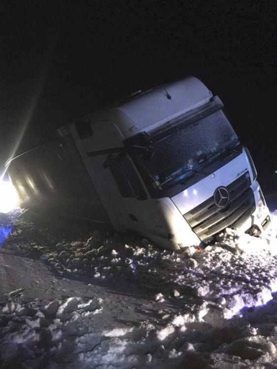 Dopravní nehoda nákladního automobilu za Horním Kramolínem ve směru na Teplou.