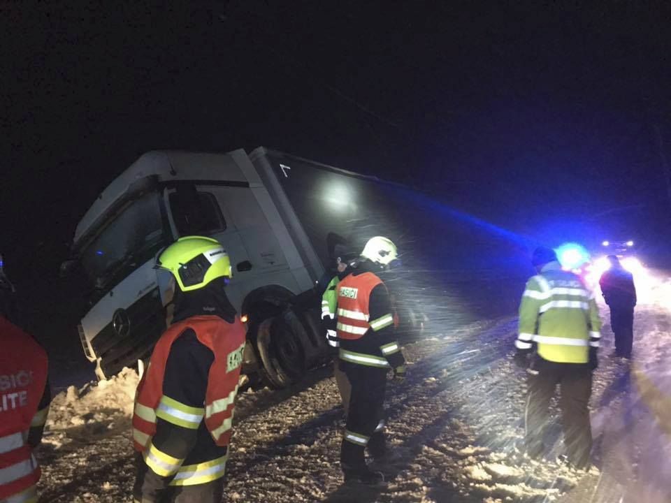 Dopravní nehoda nákladního automobilu za Horním Kramolínem ve směru na Teplou.