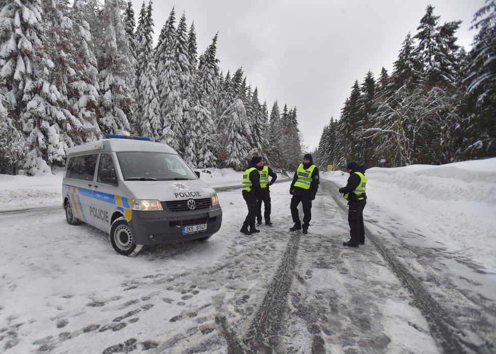 Silnice v Česku jsou pokryté sněhem, jezděte s opatrností