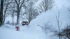 Počasí komplikuje dopravu i výlety, silnice jsou zledovatělé a hrozí nebezpečí lavin