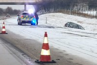 Česko zasáhlo husté sněžení: Sníh komplikuje dopravu, přibývá nehod! Sledujte radar Blesku