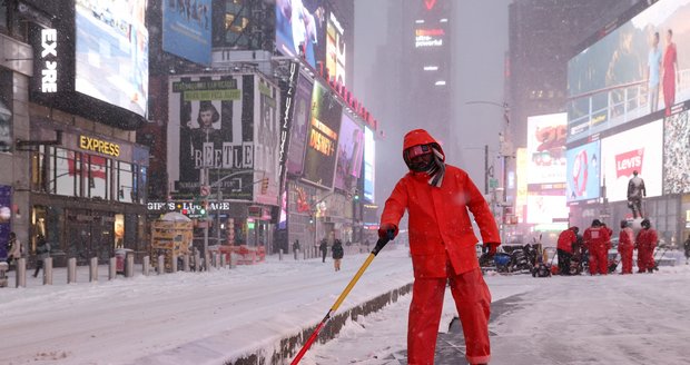 Silná bouře bičuje Evropu: Ženu (†60) v Anglii zabil strom! A přívaly sněhu na východě USA